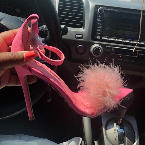 Dress size XL Shoes size 6.5 Only wore once - Picture 3 of 3